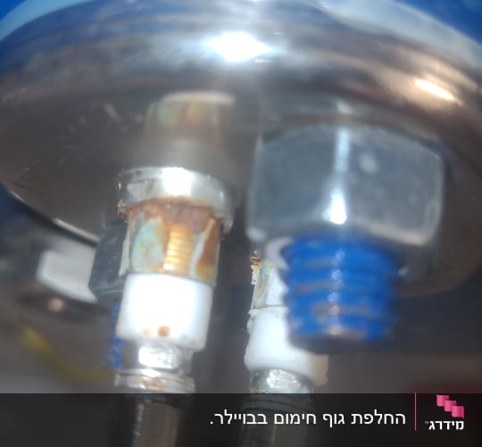 חיבורים מתכתיים עם חלודה על דוד שמש